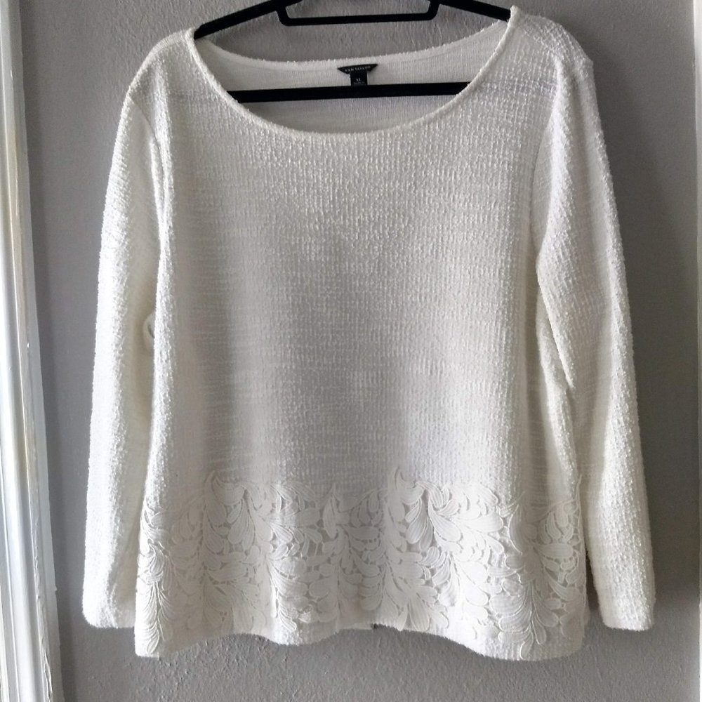 Ann Taylor Spring White Woven Top. Bottom Trimmed Lace Bottom Border Size XL